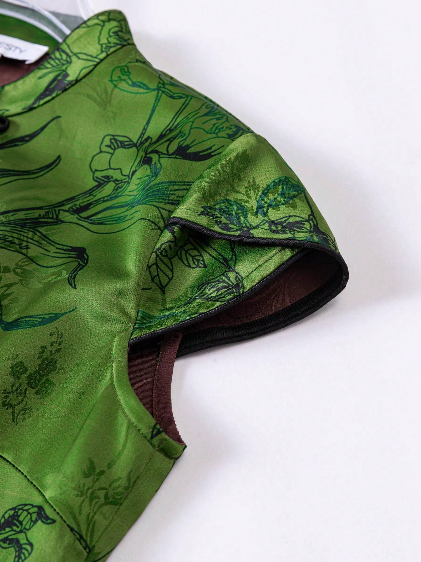 Modern Chinese Qipao Dress with High Neckline & Short Sleeves - Keyhole Cutout, Side Slits & Botanical Embroidery for Gala Dinners, Wedding Guest Events, Cultural Ceremonies, Business Banquets