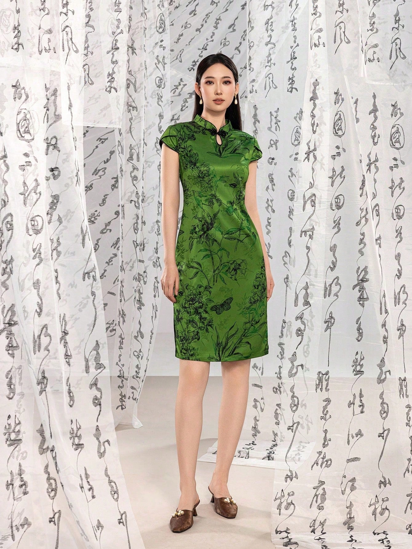 Modern Chinese Qipao Dress with High Neckline & Short Sleeves - Keyhole Cutout, Side Slits & Botanical Embroidery for Gala Dinners, Wedding Guest Events, Cultural Ceremonies, Business Banquets