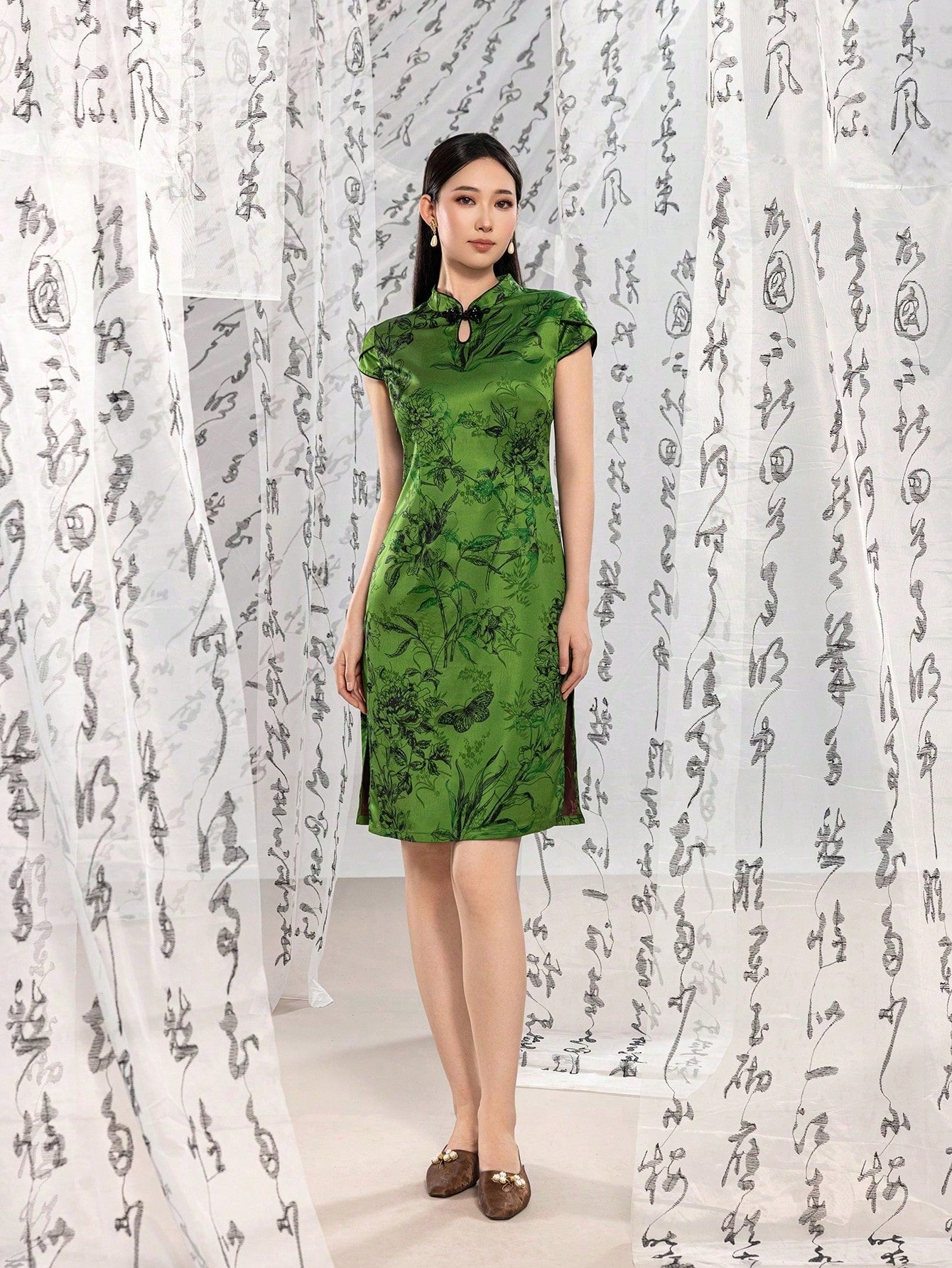 Modern Chinese Qipao Dress with High Neckline & Short Sleeves - Keyhole Cutout, Side Slits & Botanical Embroidery for Gala Dinners, Wedding Guest Events, Cultural Ceremonies, Business Banquets