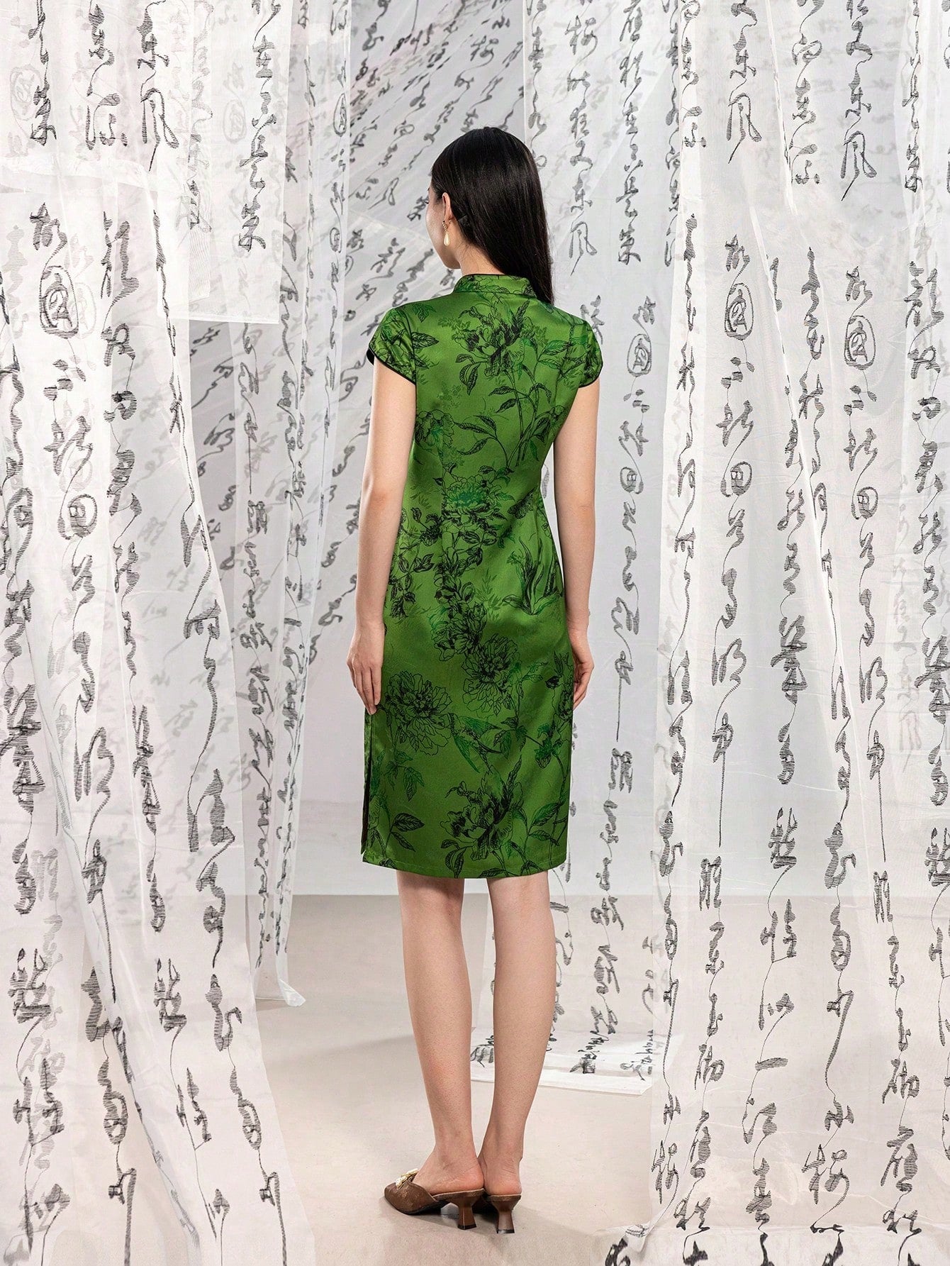 Modern Chinese Qipao Dress with High Neckline & Short Sleeves - Keyhole Cutout, Side Slits & Botanical Embroidery for Gala Dinners, Wedding Guest Events, Cultural Ceremonies, Business Banquets